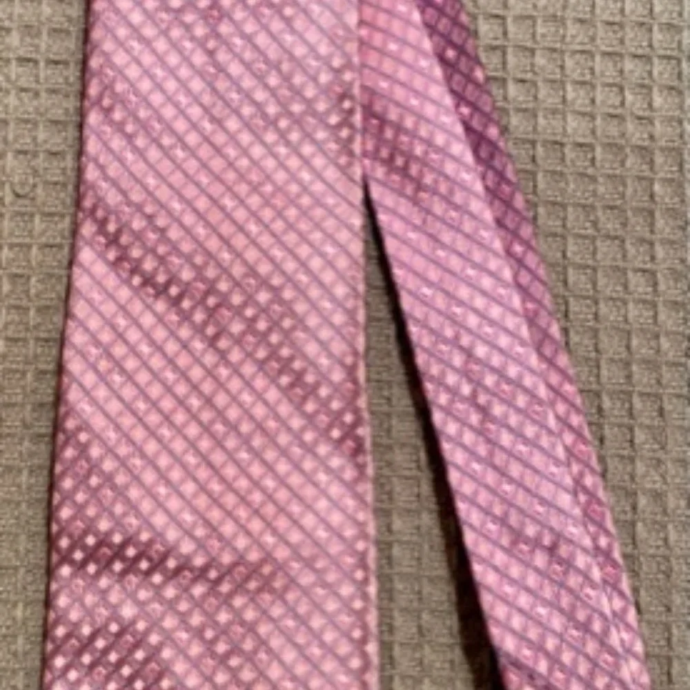 EUC Beautiful Versace Pink diamond silk tie Italy Red lining - Picture 3 of 8